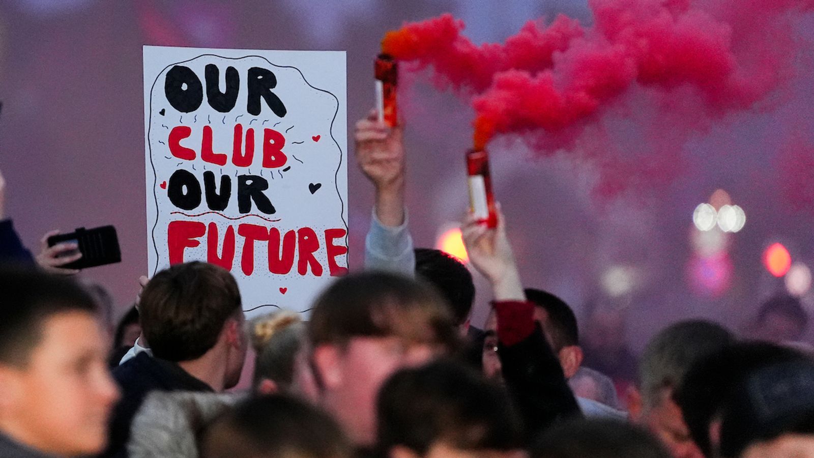 Salford’s tumultuous Super League season comes to end with fan protests and red smoke bombs | Rugby League News