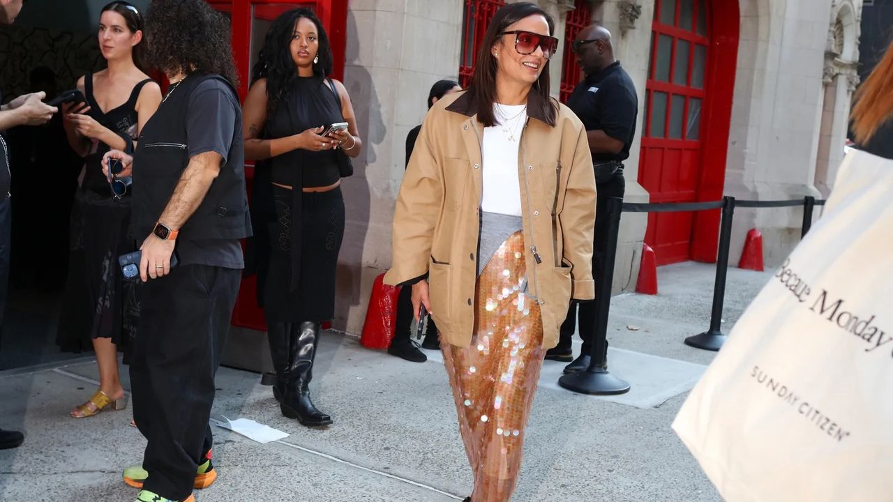 6 Sequin Skirt Outfits for Your Everyday Wardrobe