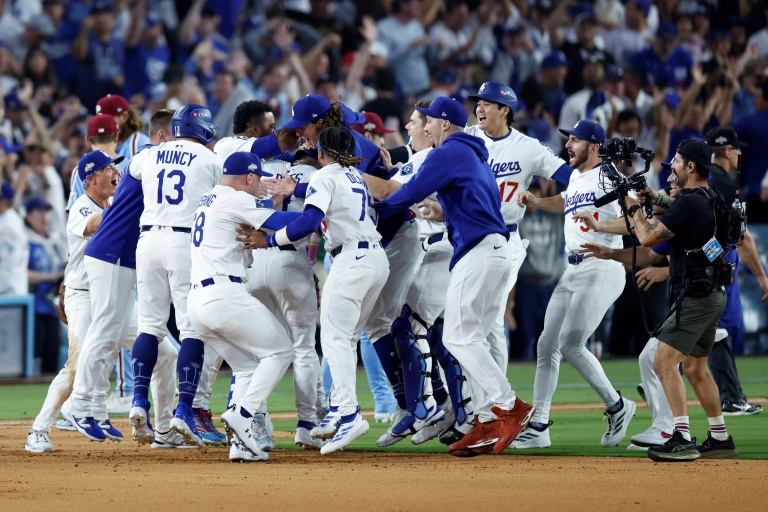 Dodgers win thriller to advance after Phillies blunder