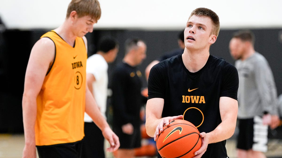 Iowa basketball PG Bennett Stirtz named to preseason All-Big Ten team
