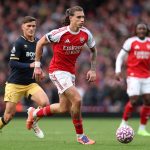 LONDON, ENGLAND - OCTOBER 04: Riccardo Calafiori of Arsenal and Italy runs with the ball during the Premier League match between Arsenal and West Ham United at Emirates Stadium on October 04, 2025 in London, England. (Photo by Alex Pantling/Getty Images)