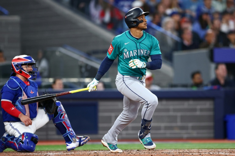 Mariners rout Blue Jays to seize 2-0 lead in MLB playoffs