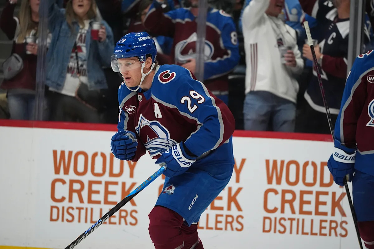 Nathan MacKinnon scores twice, Avalanche race past Bruins 4-1