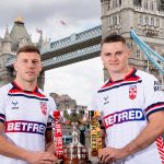 Picture by Allan McKenzie/SWpix.com - 16/07/2025 - Rugby League - ABK Beer Rugby League Ashes Series 2025 - 100 Days To Go Preview - London, England - England's George WIlliams & Jack Welsby in front of Tower Bridge with the ABK Beer Rugby League Ashes Series trophy.