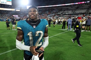 Travis Hunter reunites with grandmother he helped on a flight