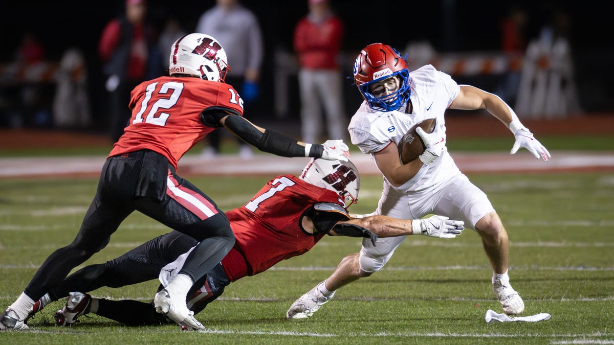 WIAA high school football playoff qualifying scores for Milwaukee area